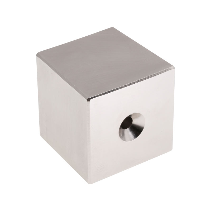 Egyedi alakú állandó mágnes